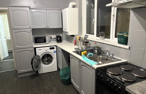 Castle House | Stunning 5 Bedroom Home in the Heart of Swansea | Snooker Table, Wifi & Parking!