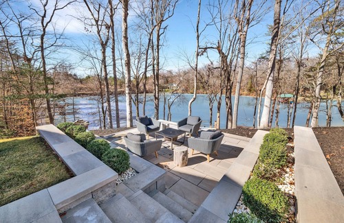 Sherrills Ford House | Stunning 5-bedroom Lakefront Retreat on Lake Norman - Hot Tub, Kayaks, Firepit