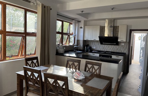 Mtwapa Villa | Stunning 5 Bedrooms Villa Directly On The Beach