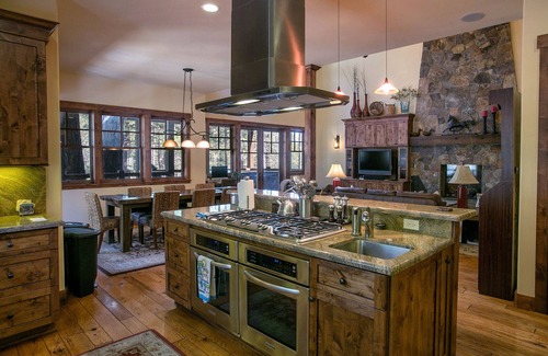 Truckee Cabin | Stunning 5 BR Home | Private Hot Tub| 2 Primary Rooms| Media Room, Pool Table & Ping Pong