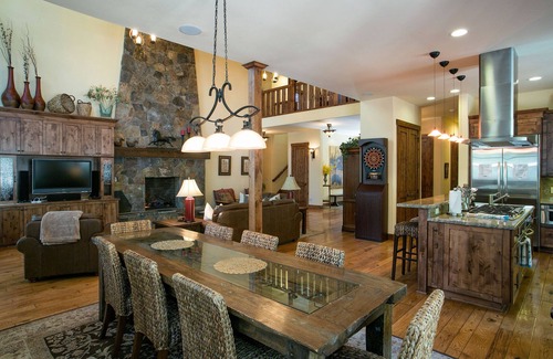 Truckee Cabin | Stunning 5 BR Home | Private Hot Tub| 2 Primary Rooms| Media Room, Pool Table & Ping Pong