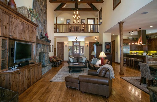 Truckee Cabin | Stunning 5 BR Home | Private Hot Tub| 2 Primary Rooms| Media Room, Pool Table & Ping Pong