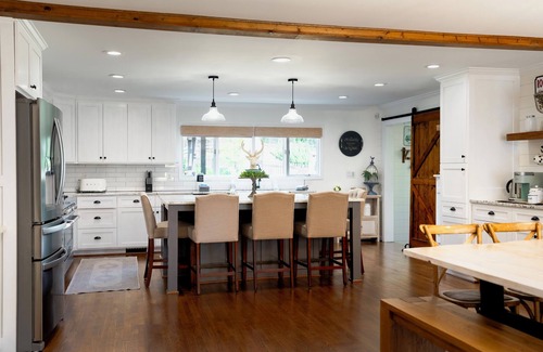 Cleveland Other | STUNNING 5 star luxury farmhouse, GA wine country with a new Pickleball Court!