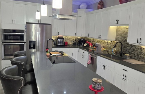 Central Naples House | Stunning 5BR/6BTH Pool Home 1 Mile to Beach! 5 min to Downtown Naples