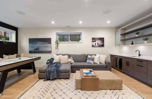Wicker Park House | Stunning 5BR Home with 2 Rooftops, Sauna, Hot Tub!