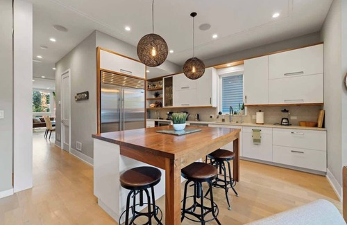 Wicker Park House | Stunning 5BR Home with 2 Rooftops, Sauna, Hot Tub!