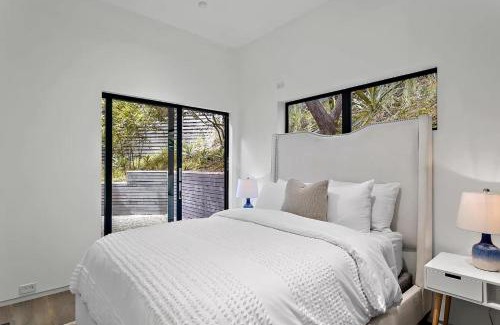Beverly Glen Villa | Stunning 5BR Tree House Modern Estate
