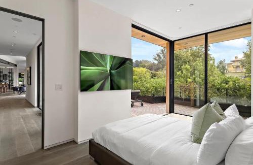 Beverly Glen Villa | Stunning 5BR Tree House Modern Estate