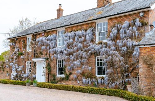 Abbess Roding House | Stunning 6-bed country house with heated pool