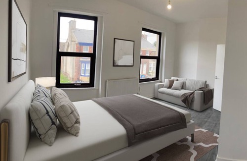 Kirkby Other | Stunning 6-Bedroom House in Liverpool's Desirable L9 Area - ideal for groups