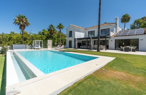 Guadalmina Villa | Stunning 6-Bedroom Villa in Guadalmina Baja