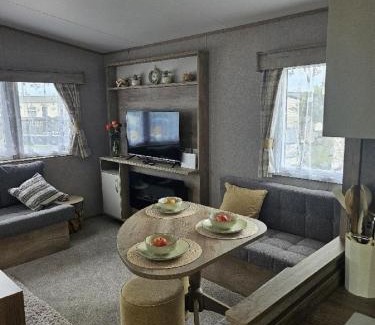 Pakefield Other | Stunning 6 Berth Caravan Near To The Beach At Pakefield Ref 68115Cr
