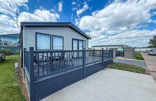 Hopton Cabin | Stunning 6 Berth Lodge With Wi-Fi At Broadland Sands In Suffolk Ref 20136Bs