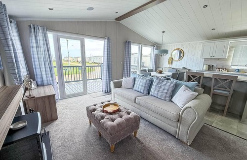 Hopton Cabin | Stunning 6 berth lodge with Wi-Fi at Broadland Sands in Suffolk ref 20136BS