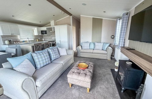Hopton Cabin | Stunning 6 berth lodge with Wi-Fi at Broadland Sands in Suffolk ref 20136BS