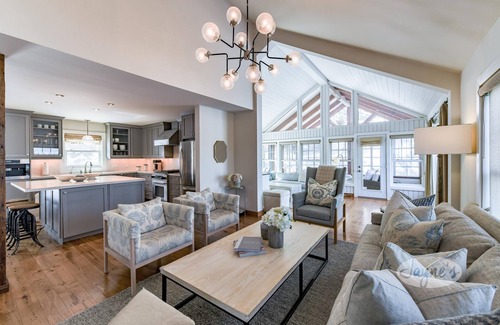 Muskoka Lakes Cottage | Stunning 7 bed 5 bath property on Lake Muskoka! Boathouse! Bunkie! Hot Tub!