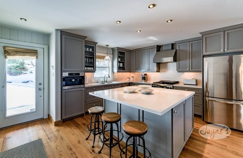 Muskoka Lakes Cottage | Stunning 7 bed 5 bath property on Lake Muskoka! Boathouse! Bunkie! Hot Tub!