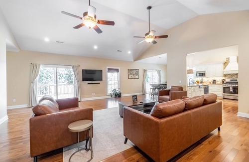 Cadiz House | Stunning 7 Bedroom Lake Barkley Home/Hot Tub/Private Dock
