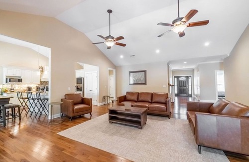 Cadiz House | Stunning 7 Bedroom Lake Barkley Home/Hot Tub/Private Dock