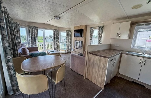 Winestead House | Stunning 8 berth caravan with decking and unlimited Wi-Fi, ref 71012P