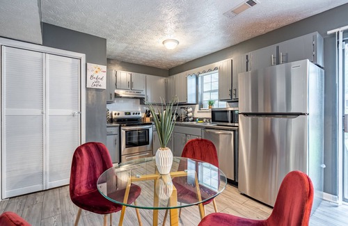 Jefferson Park Apartment | Stunning and Elegant Home in Atlanta by Deity Villas