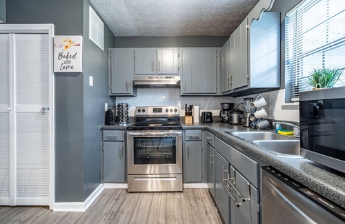 Jefferson Park Apartment | Stunning and Elegant Home in Atlanta by Deity Villas