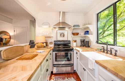 Forest Knolls House | Stunning and Tranquil Cottage Surrounded by Nature