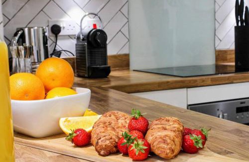 Milton Keynes Apartment | Stunning Apartment with Free Parking, Balcony, Fast WiFi, and Smart TV by Yoko Property