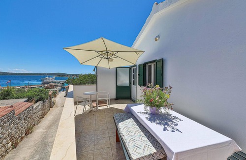 Drvenik Mali Apartment | Stunning apartment in Drvenik Mali