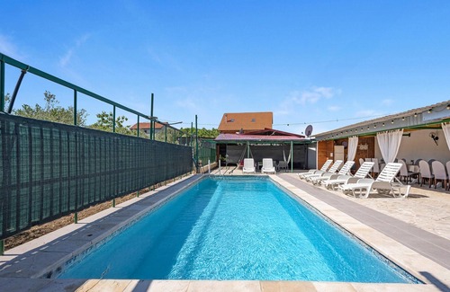 Skradin Apartment | Stunning apartment in Dubravice