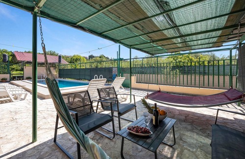 Skradin Apartment | Stunning apartment in Dubravice