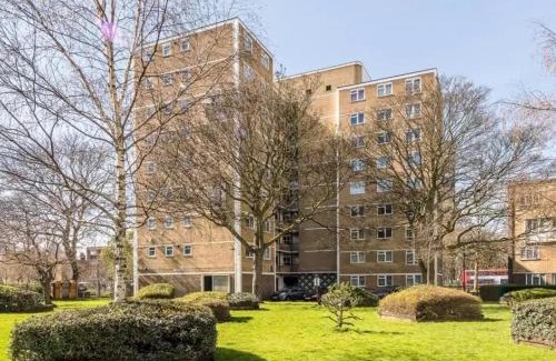 Kennington Apartment | Stunning Apartment Zone 1, 2 Bed Sleeps 6 with Balcony in Central London - Open for Families Relocating, Business Stay, and Long Stay