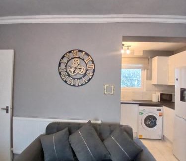 Kennington Apartment | Stunning Apartment Zone 1, 2 Bed Sleeps 6 with Balcony in Central London - Open for Families Relocating, Business Stay, and Long Stay