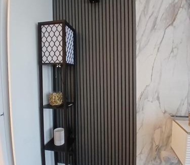 Kennington Apartment | Stunning Apartment Zone 1, 2 Bed Sleeps 6 with Balcony in Central London - Open for Families Relocating, Business Stay, and Long Stay