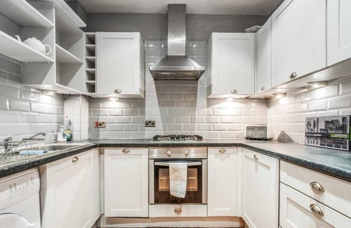 Merchiston Apartment | Stunning Artistic Hideout Perfect for Family