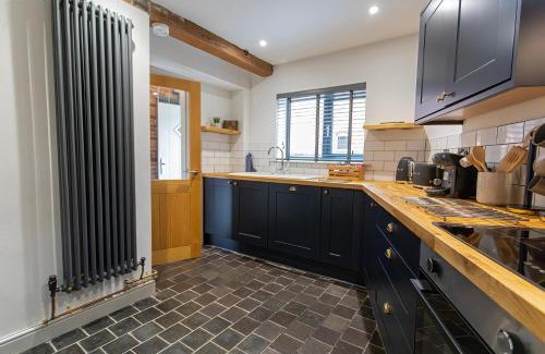 Ashbourne House | Stunning Ashbourne Town Centre Cottage near Alton Towers Peak District Derbyshire