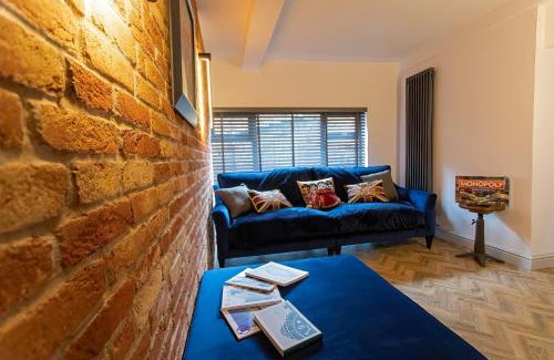 Ashbourne House | Stunning Ashbourne Town Centre Cottage near Alton Towers Peak District Derbyshire