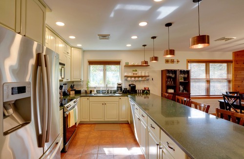 Athens House | Stunning Athens Home: Mtn Views & Pool Access