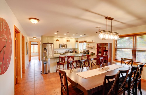 Athens House | Stunning Athens Home: Mtn Views & Pool Access