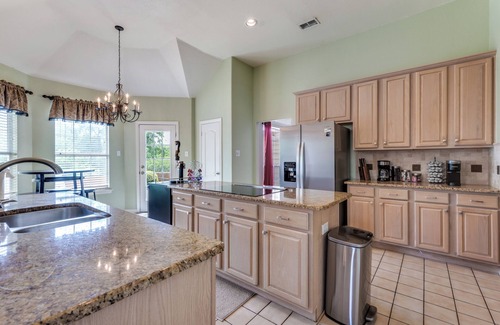 Denton House | Stunning Backyard with Pool & Spa : Pool Table & Grand Piano : Great Location