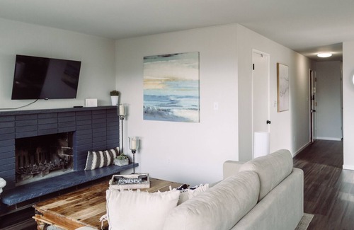 North Admiral House | Stunning Beach View Retreat: 2BR Condo on Alki Beach