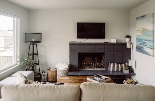 North Admiral House | Stunning Beach View Retreat: 2BR Condo on Alki Beach