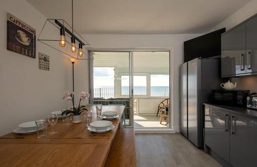 Bognor Regis Apartment | Stunning Beachfront Apt w Balcony & Sea Views