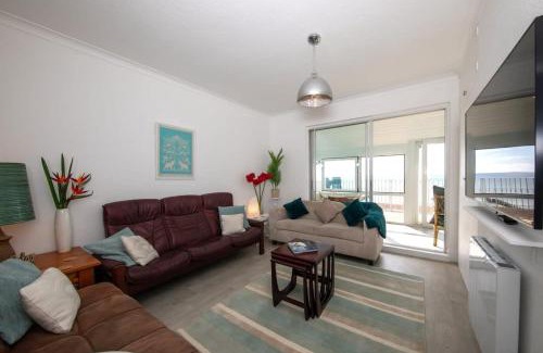 Bognor Regis Apartment | Stunning Beachfront Apt w Balcony & Sea Views