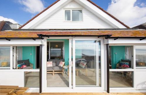 Bognor Regis Apartment | Stunning Beachfront Apt w Balcony & Sea Views
