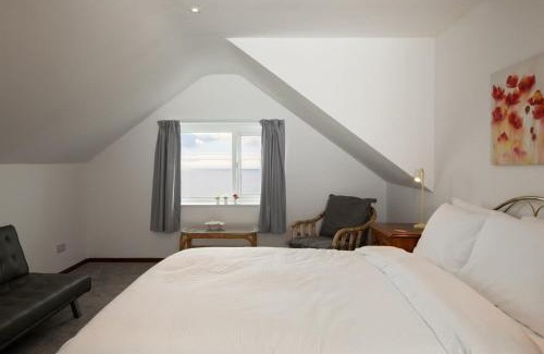 Bognor Regis Apartment | Stunning Beachfront Apt w Balcony & Sea Views