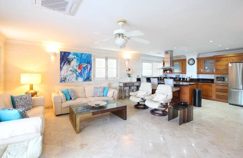 Old Trees Bay Apartment | Stunning Beachfront Condo on Payne's Bay