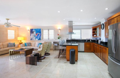 Old Trees Bay Apartment | Stunning Beachfront Condo on Payne's Bay