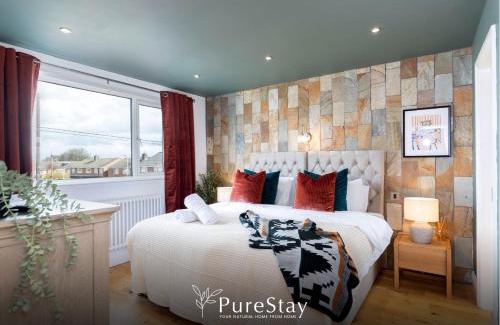 North Bitchburn House | Stunning Bishop Auckland House with 5-bedrooms & 8 Beds Sleeps 12 with Free Parking by PureStay