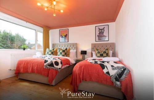 North Bitchburn House | Stunning Bishop Auckland House with 5-bedrooms & 8 Beds Sleeps 12 with Free Parking by PureStay
